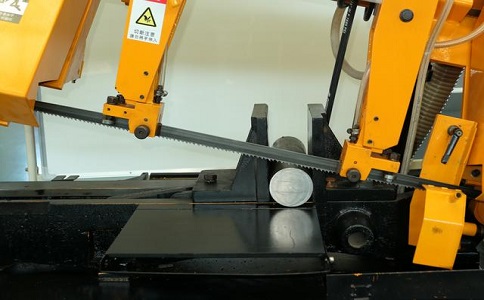 潮南数控带锯床自动送料精度会出现偏差吗？