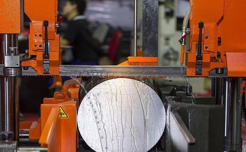 潮南立式金属带锯床切削出现跑带故障解决方法！